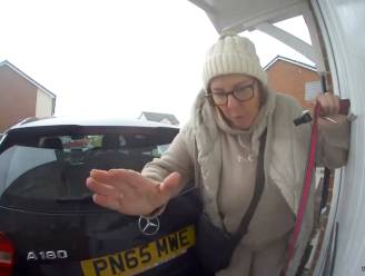 "Oh shit!" Verstrooide Melanie klem tussen auto en huis door stommiteit