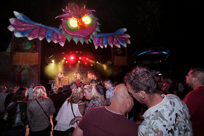 De band ‘Beat the Stones’ vermaakt op het sfeervol aangeklede podium de bezoekers tijdens het Hoessenboschfestival.