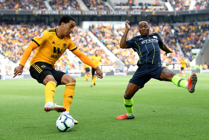 Helder Costa van Wolverhampton Wanderers (links) in duel met Raheem Sterling van Manchester City.
