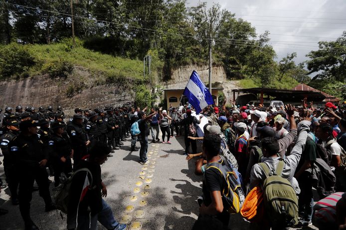 De migranten werden enkele uren tegengehouden aan de grens van Honduras met Guatemala. De reizigers weigerden zich terug te trekken en mochten uiteindelijk zonder incidenten passeren.