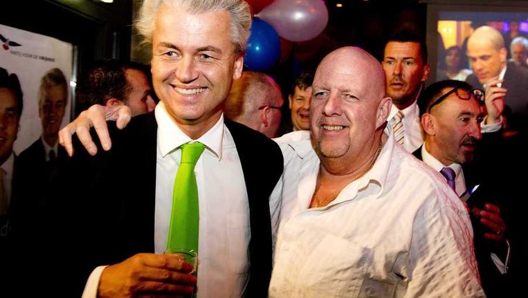 PVV-partijleider Geert Wilders (L) en Henk Bres tijdens de verkiezingsavond van zijn partij na de gemeenteraadsverkiezingen. Beeld anp