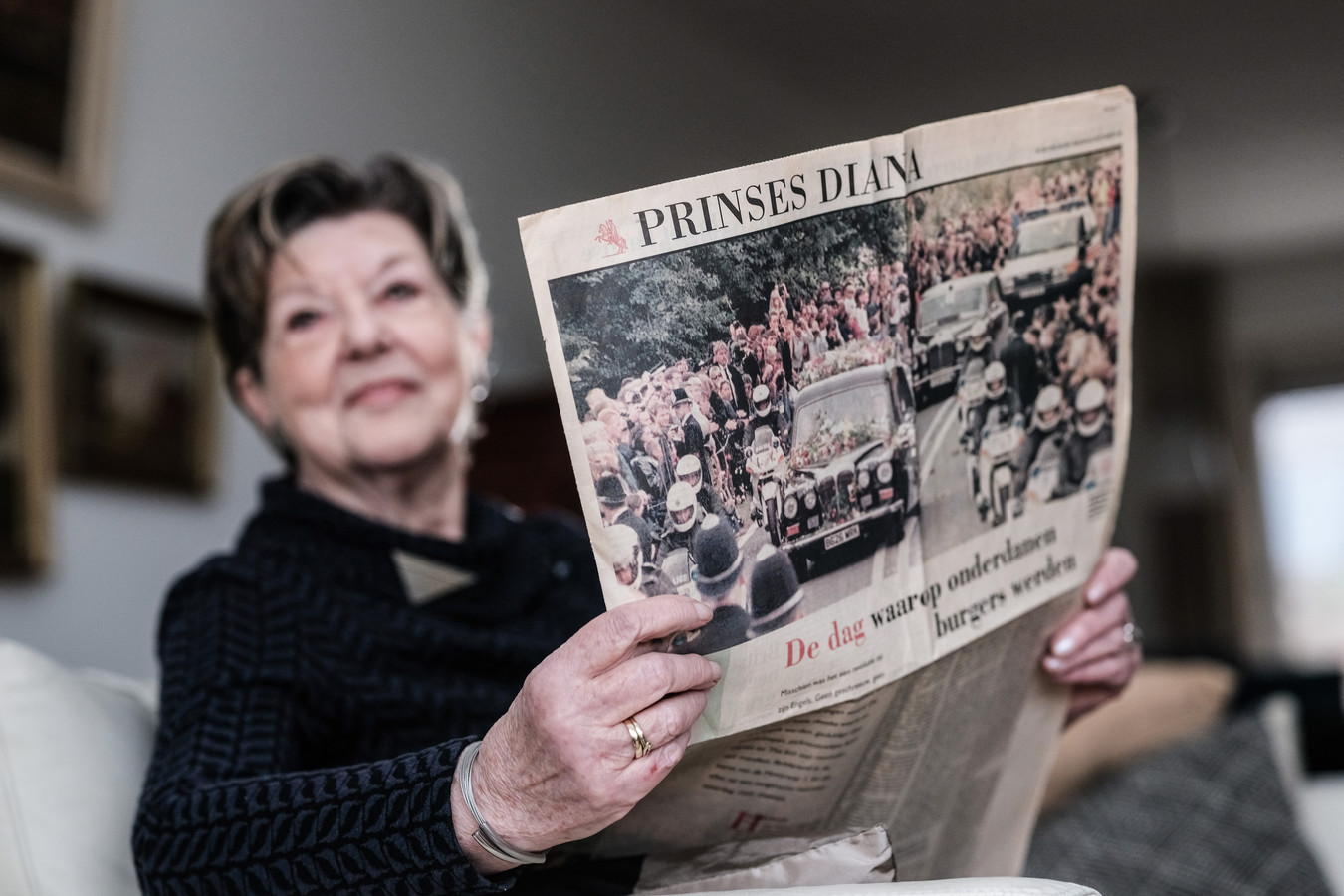 Joke  Visser met de krant die ze altijd bewaarde.