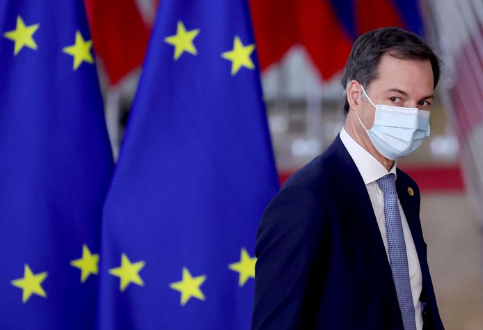 Premier Alexander De Croo (Open Vld) bij zijn aankomst voor de EU-top in Brussel.