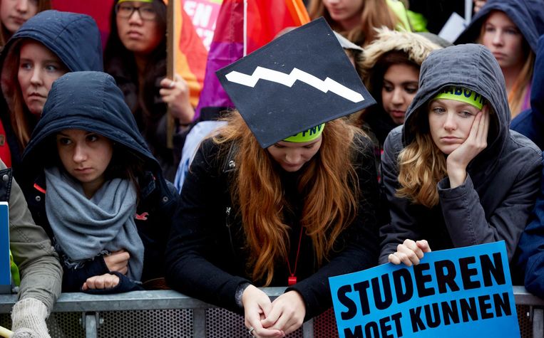 In 2014 demonstreerden studenten op het Haagse Malieveld tegen het nieuwe leenstelsel. Dat werd in 2015 ingevoerd onder de toenmalige onderwijsminister Jet Bussemaker. Het huidige kabinet wil de basisbeurs weer herinvoeren in het studiejaar 2023-2024. Beeld anp