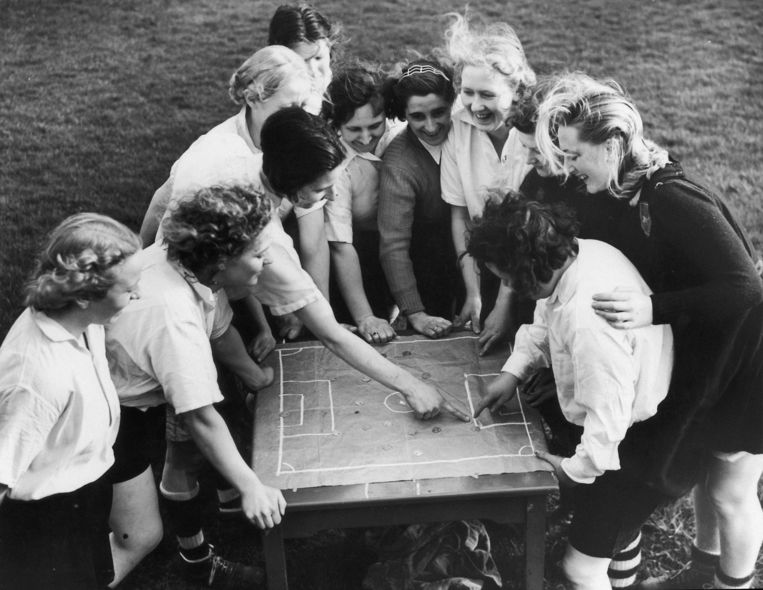 Spelers van de Preston Ladies Football Club luisteren naar Parr. Beeld Getty Images