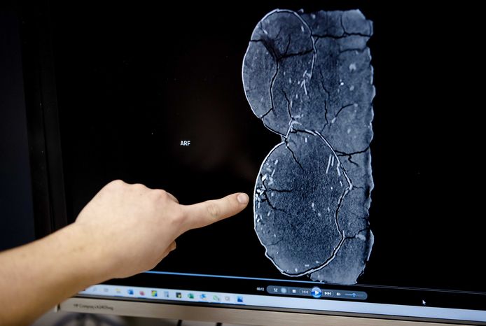 Curator Jonathan Wallaard laat een scan van een dino-ei zien in het Oertijdmuseum.