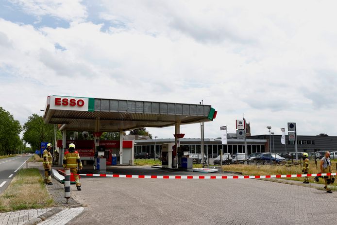Brandweerlieden bij het tankstation in Gassel waar twee reclameborden naar beneden vielen.