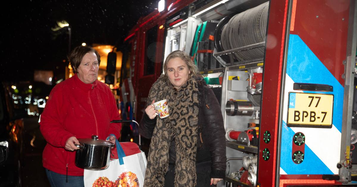 Brand in huizenblok Bruinisse onder controle, kisten met zwaar vuurwerk op zolder niet ontploft