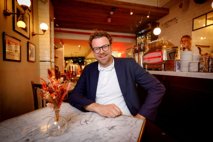 Horecaman Dick Boers in bistro meneerVanDijk