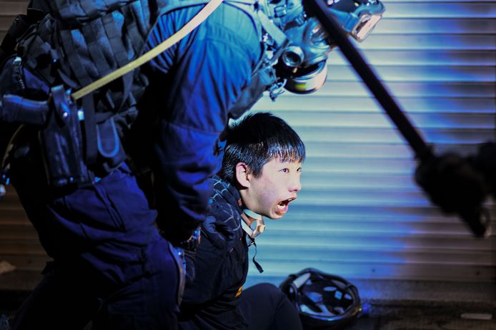 Een demonstrant wordt door een agent vastgehouden in Hongkong.