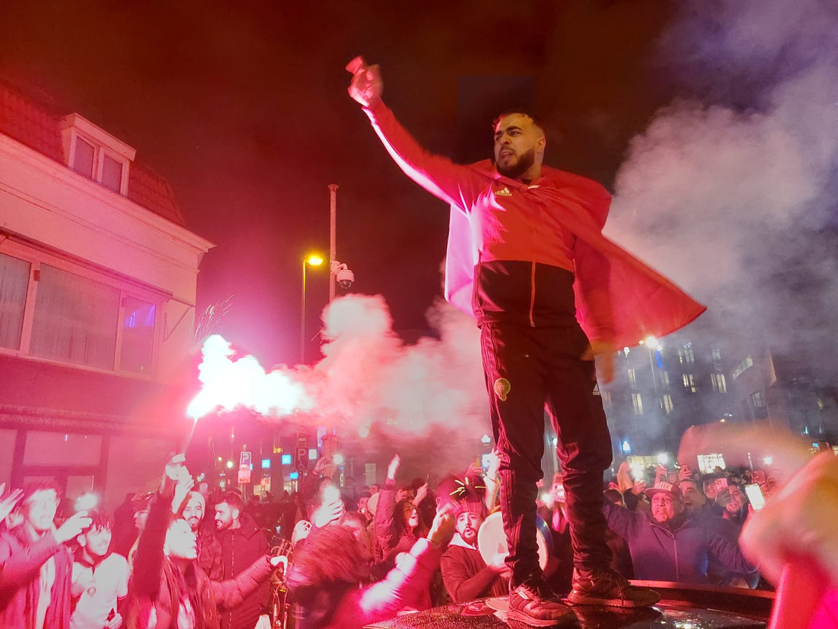 Groot feest in de Kanaalstraat in Utrecht na de overwinning van Marokko op Spanje in de achtste finale van het WK in Qatar.