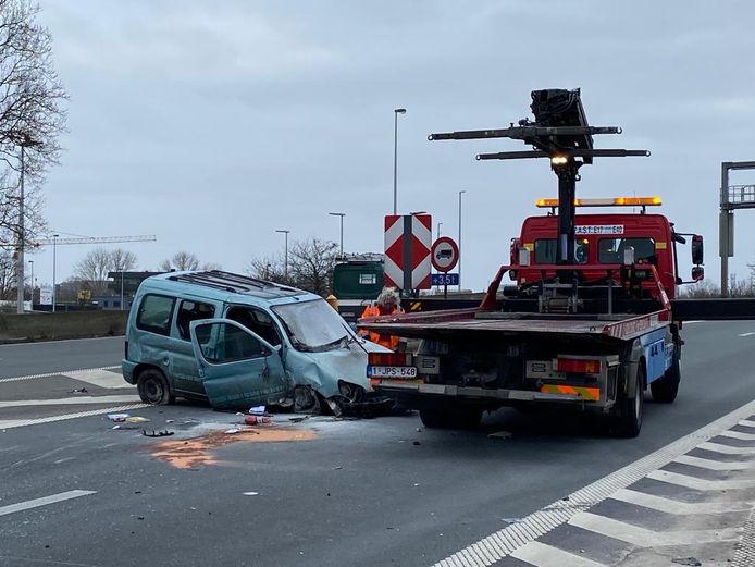 GENT - Ongeval op de E17, ter hoogte van Centrum Gent, voor afrit UZ Gent in de richting van Antwerpen. De auto belandde op zijn dak, maar is op deze foto al omgedraaid door de takeldiensten.