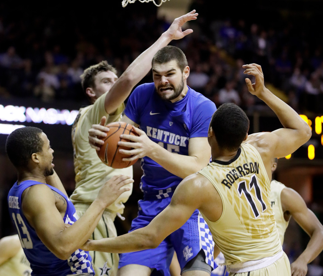 Isaac Humphries (midden)