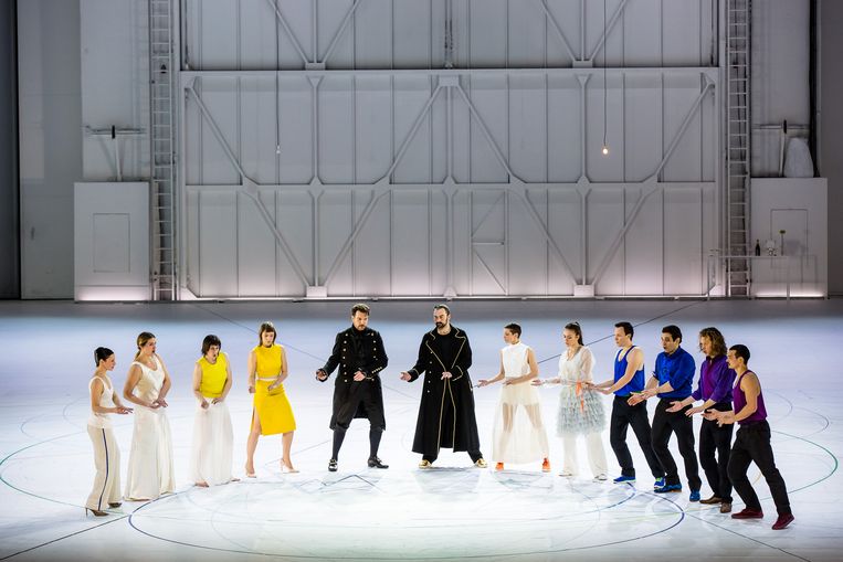 Naast elke zanger staat een danser van Rosas. Terwijl de zangers Mozarts Cosi fan tutte vol<br />expressie vertolken, behouden de dansers een uitgestreken gelaat.  Beeld rv Agathe Poupeney