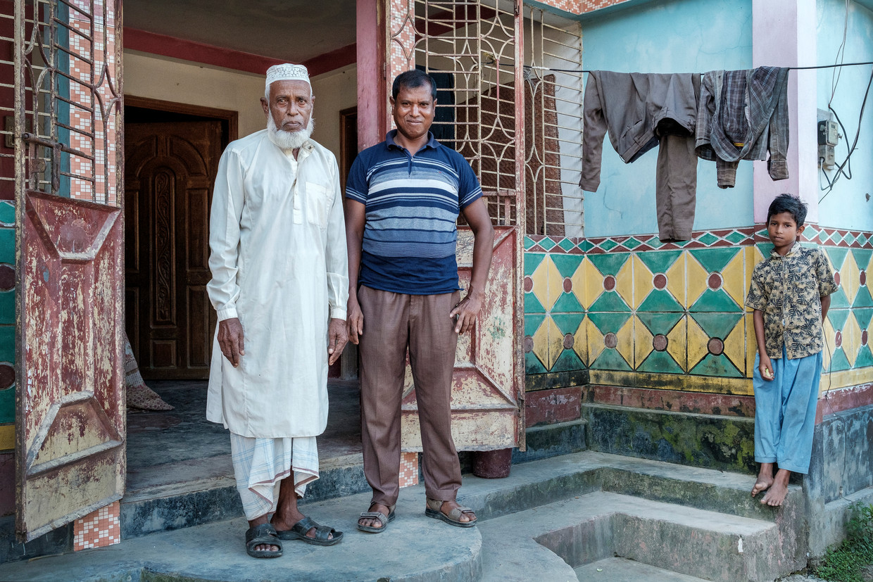 Op de foto Gaziur en zijn vader,  Abdul Razzak. Die zijn rijstvelden verkocht heeft zodat zijn zoon naar Qatar kon afreizen als arbeidsmigrant. Beeld Patrick Post