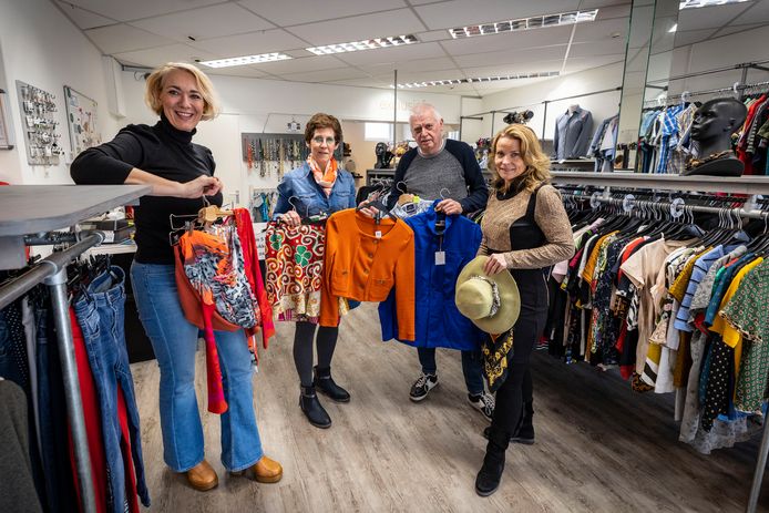 Vlnr: vrijwilligers Mariëlle Leussink, Gerdie Spitshuis, Jos Elbersen en Belinda Oude Scholten bij Vinci’s in Oldenzaal.