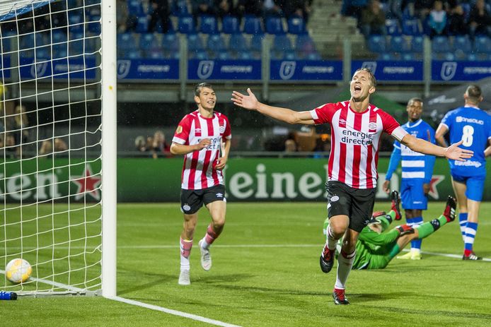 Luuk de Jong scoort tegen PEC Zwolle, dat vertwijfeld achterblijft. De club lootte onderwijl tegen Excelsior Maassluis in het bekertoernooi.