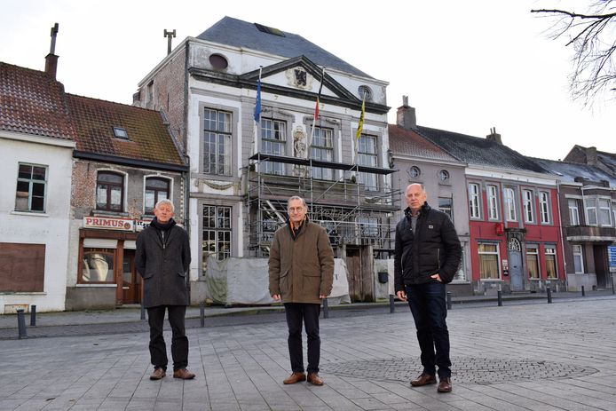 Schepen Servaas Van Eynde (Samenplus), burgemeester Philippe De Coninck (Samenplus) ​en schepen Alex Meulebroeck (Samenplus)voor het oud gemeentehuis.