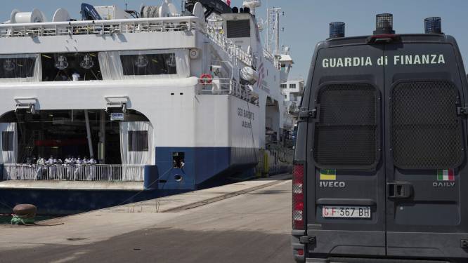 Reddingsschip van Artsen Zonder Grenzen met 440 migranten mag aanmeren in Italiaanse haven