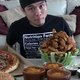 20 000 calorieën door uw slokdarm rammen? Deze knaap flikt 't, en dat binnen het uur! (filmpje)