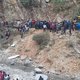 Overladen bus raakt van de weg in Nepal: 24 doden