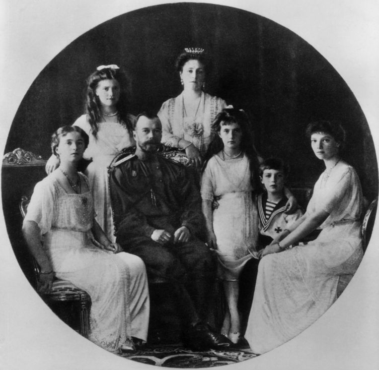 1913: de Russische tsarenfamilie, met een jonge grootvorstin Anastasia staand in het midden. Beeld Getty Images