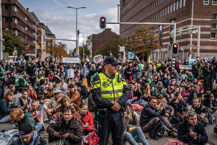 Activisten van Extinction Rebellion blokkeerden maandag een belangrijk kruispunt naast Den Haag Centraal Beeld Joris van Gennip