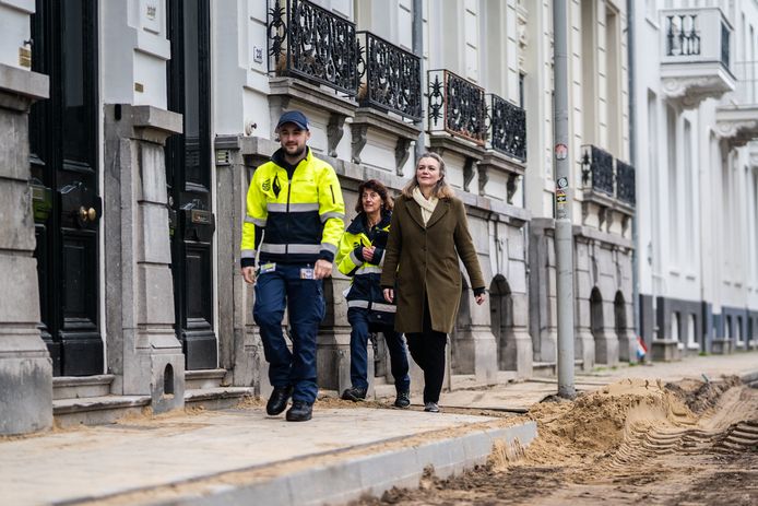 Wethouder Cathelijne Bouwkamp (r) praat online weer met Arnhemmers over alles wat met afval heeft te maken.