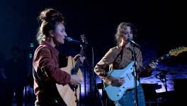 Kids With Buns in het Nederlands met 'In Charleroi'