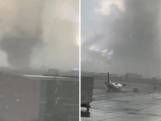 Amerikaanse reizigers op luchthaven filmen twee tornado's