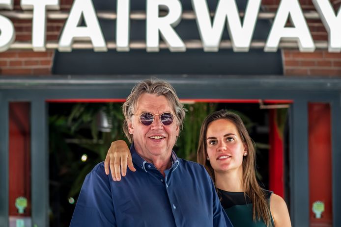 Henk Westbroek doet café Stairway over aan zijn dochter Chrissie.