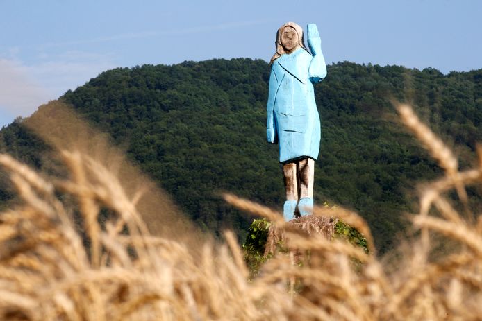 Het houten standbeeld van Melania Trump nabij haar geboortedorp Sevnica diende als inspiratie voor de architect Tomaz Schlegl.