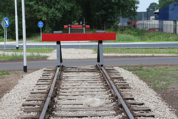 GOLS-spoorlijn herleeft in N18-kunstwerk op bedrijventerrein De Kiefte, op plek waar nu fietspad over de vroegere spoorbaan loopt