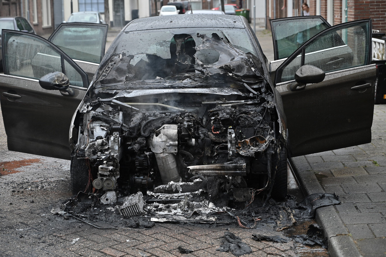 Een auto is woensdagochtend in vlammen opgegaan in de Rietmakerstraat in Breda.