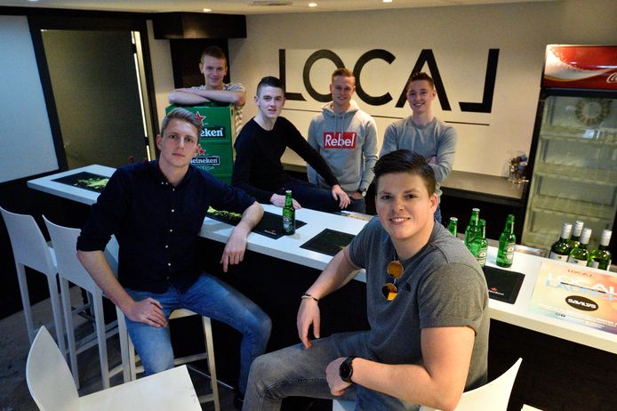Het bestuur van Local. Luuk Botter en Patrick Aarnoudse (r). Achterin vlnr: Thijs van Achthoven, Dennis Hordijk, Jelle Hordijk, Menno Zorgdrager. Luke Kleijnedorst ontbreekt.