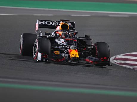 Lewis Hamilton met groot machtsvertoon naar pole, Max Verstappen 'split' Mercedessen