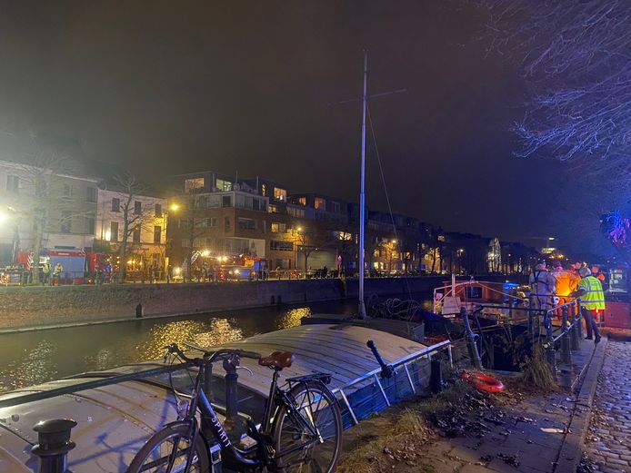 In Gent is woensdagavond een elektrische auto rond 18 uur in de Visserij beland.