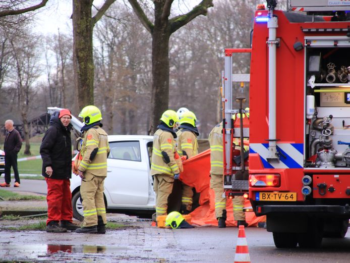 De auto botste frontaal op een boom in Harskamp.