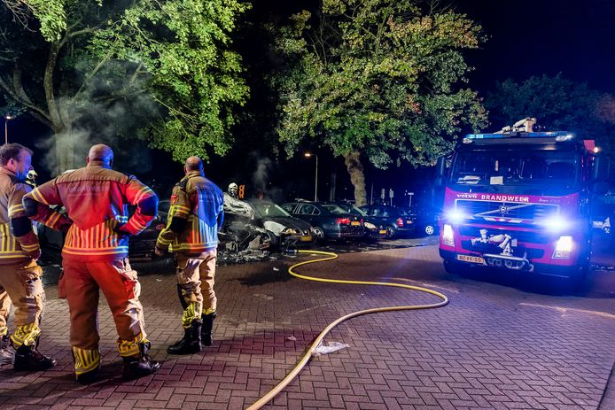 Drie auto's verwoest door brand in Tilburg.