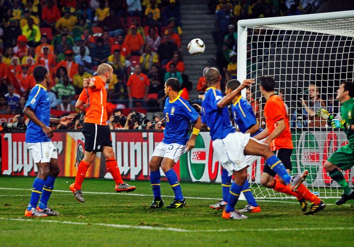 Wesley Sneijder kopt de 2-1 binnen.