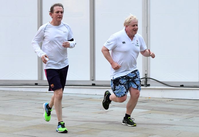 Archiefbeeld 2017: Boris Johnson, toen nog minister van Buitenlandse Zaken, die aan het joggen is met de hoofdredacteur van de Britse krant 'Sun’, Tony Gallagher (links).