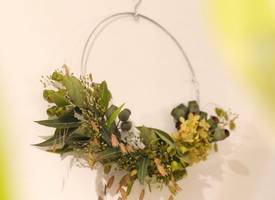 Leuk om zelf te maken: deze herfstkrans met droogbloemen