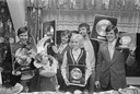 Conny van Es, nu Fernando Reyes, in 1968 als jeugdprins van St. Willebrord bij de uitreiking van een gouden plaat aan zijn nichtje Corry Konings, en haar Rekels.