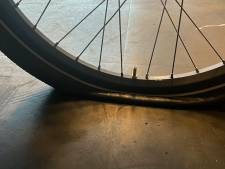 Een geurtje zodat je het meteen ruikt als je band lek is? Dat is de grap van Enschedese fietsenwinkel: ‘Lachen!’ 