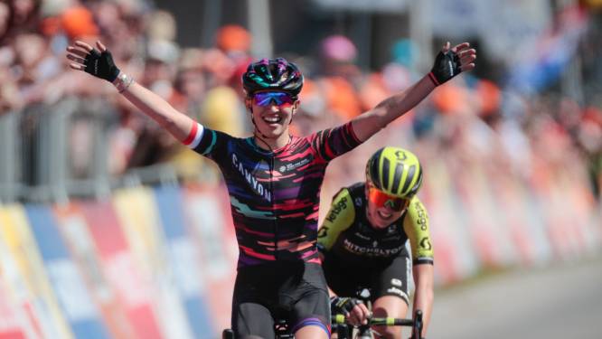 Niewiadoma houdt Van Vleuten af na zinderende finale