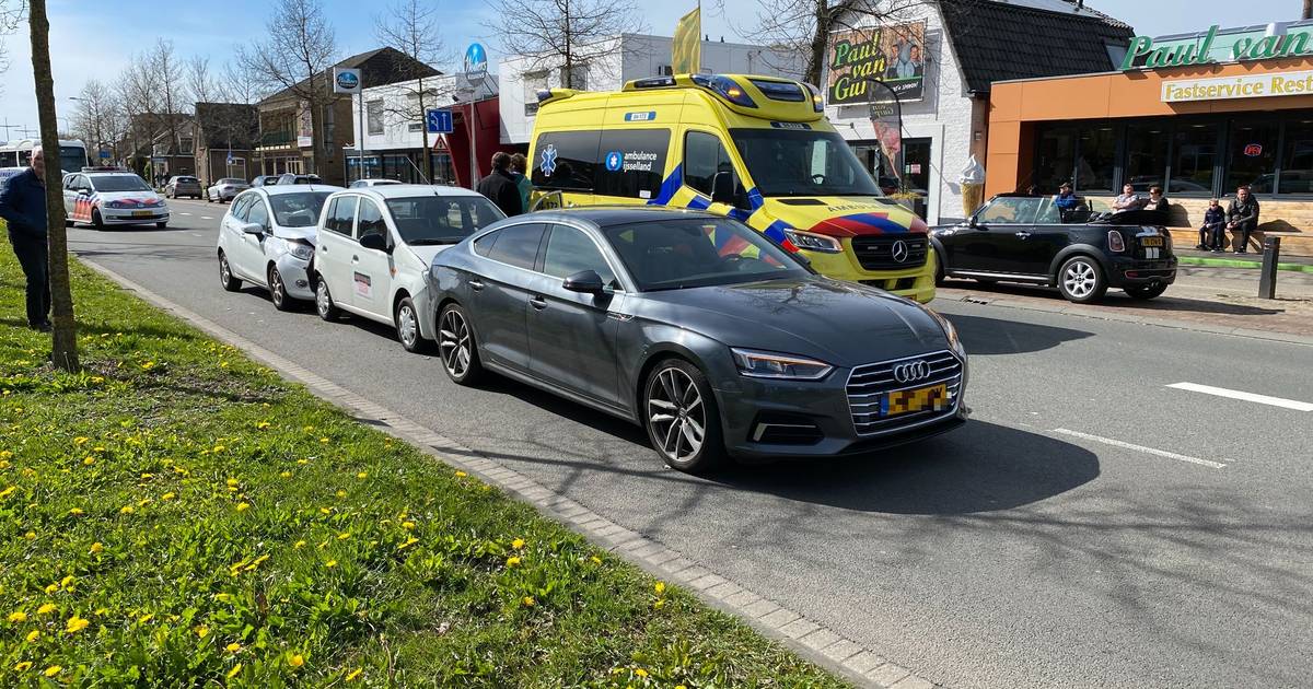 Kettingbotsing tussen Deventer en Bathmen: airbags springen open door klapper.