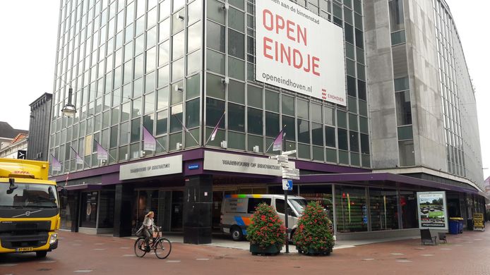 De hoofdingang van de voormalige V&D in Eindhoven. Hier zouden winkels en woningen moeten komen.