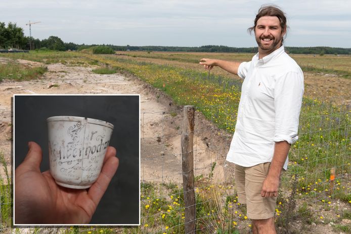 Nick Warmerdam doet archeologisch onderzoek op de vliegbasis naar woningen die zijn gesloopt om de vliegbasis Soesterberg te vergroten. Inzet:  een theekopje ter gelegenheid van een 25-jarig huwelijk.