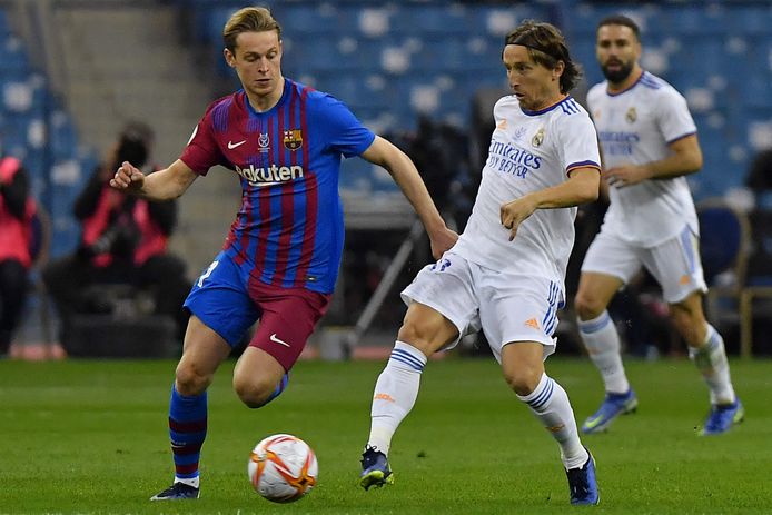 Frenkie de Jong in duel met Real Madrid's Luka Modric.