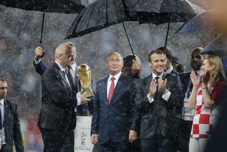 Gianni Infantino, Vladimir Poetin, Emmanuel Macron en de Kroatische president Kolinda Grabar-Kitarovic bij de uitreiking van de vorige wereldbeker aan Frankrijk. Beeld AP